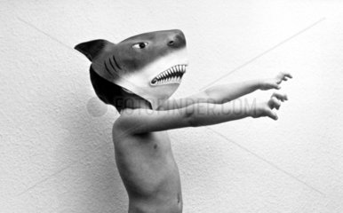 Kind mit Haifischkopf
