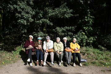 Posen  Polen  Rentnerinnen in einem Naherholungsgebiet im Stadtgebiet von Posen