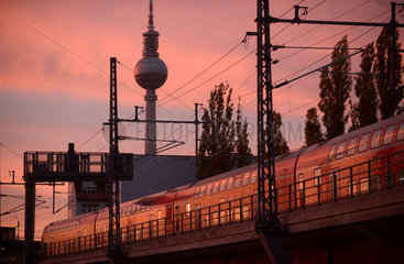 Berlin  Deutschland  ein Zug der Regionalbahn in Berlin-Mitte