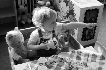 Berlin  DDR  Kleinkind sitzt im Kindergarten zum Essen an einem Tisch