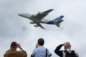 Berlin  Deutschland  fliegendes Flugzeug Airbus A 380 und Publikum