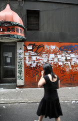 New York City  USA  Wand mit Zetteln auf offener Strasse
