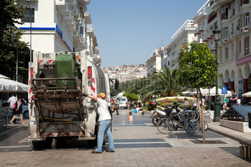 Thessaloniki  Griechenland  die Muellabfuhr in der Prachtstrasse Aristotelous