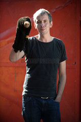 Berlin  Deutschland  Puppenspieler Rene Marik mit seiner Puppe Maulwurf