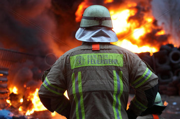 Berlin  Deutschland  Feuerwehrmann beobachtet die Einsatzstelle