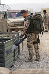 Mazar-e Sharif  Afghanistan  Vorbereitung einer deutschen ISAF-Patrouillenfahrt