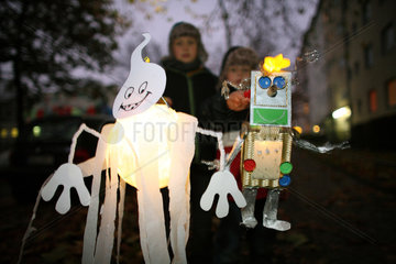 Berlin  Deutschland  Kinder mit Lampions auf der Strasse