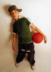 Junge Baskettball