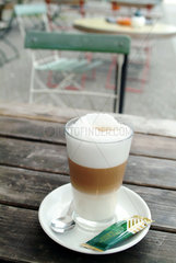 Berlin  Latte Macchiato in einem Strassencafe