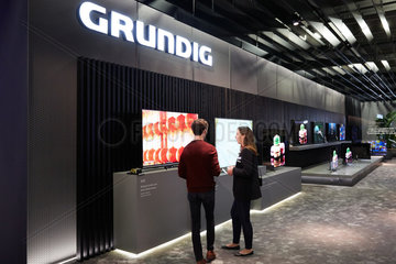 Berlin  Deutschland - Messestand des Unternehmens GRUNDIG auf der IFA 2018 mit Neuheiten von Flachbildschirm-Fernsehgeraeten.