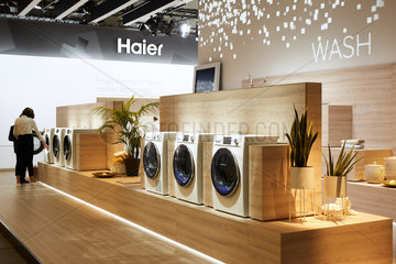Berlin  Deutschland - Das chinesische Unternehmen Haier zeigt seine Neuheiten aus dem Bereich Waeschepflege und Waschmaschinen auf der IFA 2018.