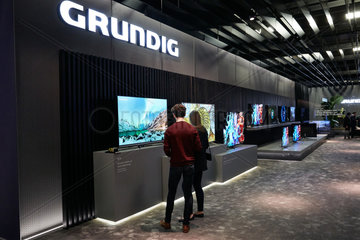 Berlin  Deutschland - Messestand des Unternehmens GRUNDIG auf der IFA 2018 mit Neuheiten von Flachbildschirm-Fernsehgeraeten.