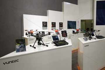 Berlin  Deutschland - Am Messestand des Unternehmens YUNEEC auf der IFA 2018 werden Neuheiten von Kamera-Drohnen gezeigt.