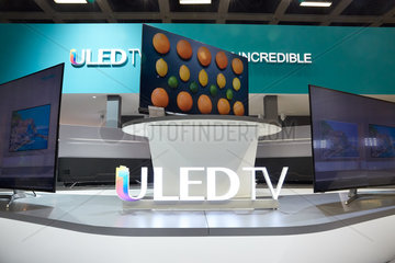 Berlin  Deutschland - Vorstellung von Flachbildschirm-Fernsehgeraeten mit ULED-Technik am Messestand des chinesischen Unternehmens Hisense auf der IFA 2018.