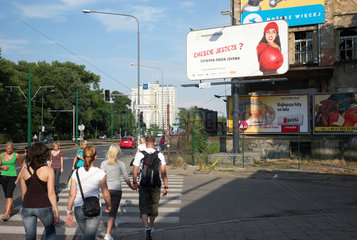 Posen  Polen  Reklame an einem leerstehenden Gebaeude und Passanten auf der Strasse