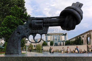 Berlin  Deutschland  Skulptur -Non Violence- von Carl Frederik Reuterswaerd
