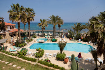 Girne  Tuerkische Republik Nordzypern  Hotelanlage mit Swimmingpool