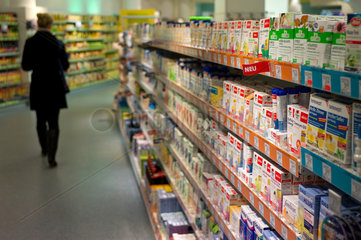 Nauen  Deutschland  Vitaminpraeparate in einem Drogeriemarkt