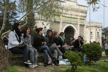 Istanbul  Tuerkei  Studenten vor dem Tor der Universitaet Istanbul