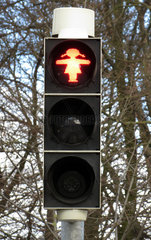 Bremen  Deutschland  Ampel mit roter Ampelfrau