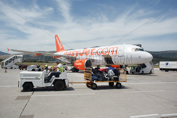 Kastela  Kroatien  Flugzeug der easyJet Airline und Kofferwagen am Flughafen Split-Kastela