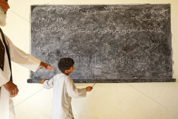 Kunduz  Afghanistan  Schueler und Lehrer waehrend des Unterrichts