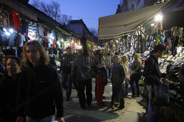 Istanbul  Tuerkei  Verkauf von Schuhen und Textilien beim Grossen Basar