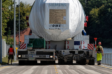 Berlin  Deutschland  Tieflader transportiert eine 500 Tonnen schweren Kraftwerksgasturbine