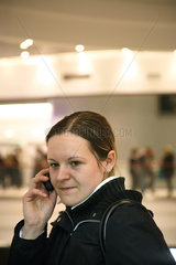 Posen  Polen  junge Frau telefoniert mit dem Handy