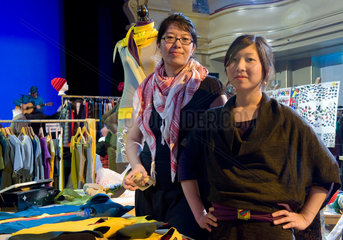 Berlin  Deutschland  Chardia Budiman und Min-Wha Chung auf dem SideSeeing Designmarkt