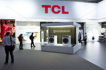 Berlin  Deutschland - Das chinesische Unternehmen TCL zeigt seine Neuheiten aus dem Bereich Waeschepflege und Waschmaschinen auf der IFA 2018.