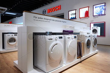 Berlin  Deutschland - Das deutsche Unternehmen BOSCH zeigt seine Neuheiten aus dem Bereich Waeschepflege und Waschmaschinen auf der IFA 2018.