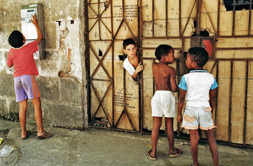 Havanna  Kuba  Jungen bei einem Freund vor der Tuer