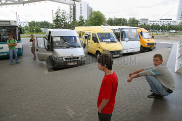 Minsk  Weissrussland  junge Maenner warten am Busbahnhof Uschodni