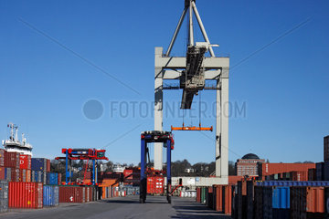 Hamburg  Deutschland  ein Van-Carrier auf dem Containerterminal Buchardkai