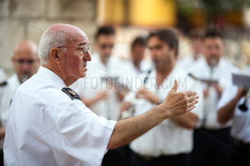 Sevilla  Spanien  der Dirigent der Maestro Tejera Brass Band waehrend eines Konzertes