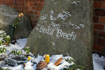 Berlin  Deutschland  Grab von Brechts auf dem Dorotheenstaedtischen Friedhof