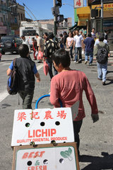 San Francisco  USA  Frau transportiert in China Town Kartons auf einer Sackkarre