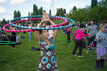 Berlin  Deutschland  Menschen mit Hula-Hoop-Reifen im Mauerpark
