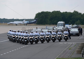 Die Eskorte der Berliner Polizei auf dem Flughafen Tegel zum Empfang von Queen Elisabeth II