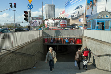 Warschau  Polen  Unterfuehrung und Zugang zur Metro am Rondo Romana Dmowskiego