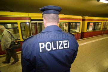 Berlin  Deutschland  Polizeibeamter am S-Bahnhof Potsdamer Platz