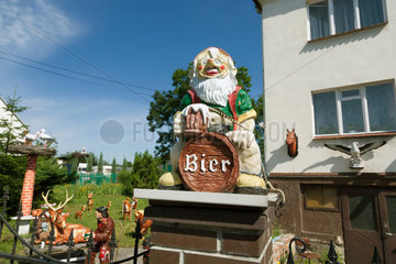 Breslau  Polen  deutsch anmutender Gartenzwerg vor einem Einfamilienhaus