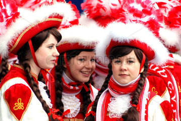 Dresden  Deutschland  drei Taenzerinnen der Funkengarde des Coswiger Karneval Clubs