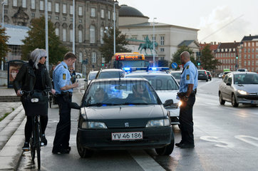 Kopenhagen  Daenemark  Polizeistreife haelt einen Pkw an