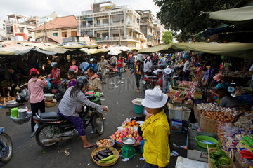 Phnom Penh  Kambodscha  Menschen auf einem Markt