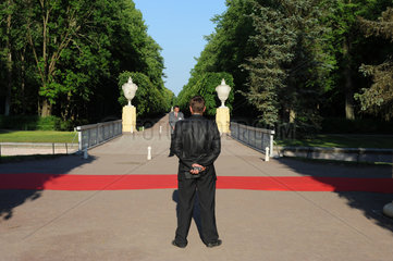 Sankt Petersburg  Russland  Sicherheitsbeamter im Peterhof