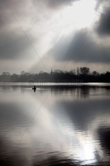 Berlin  Deutschland  Angler in einem kleinen Boot auf dem Rummelsburger See