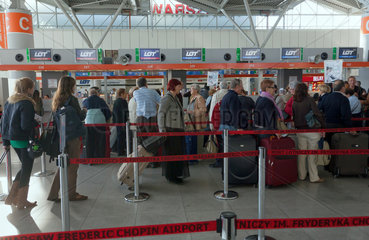 Warschau  Polen  Warteschlange am Check In des Warsaw Chopin Airport