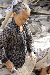 Banguntapan  Indonesien  Eine Frau bei der Schuttbeseitigung